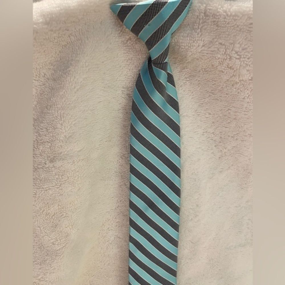 NEVER WORN Croft & Barrow boy’s turquoise & gray striped skinny clip on tie